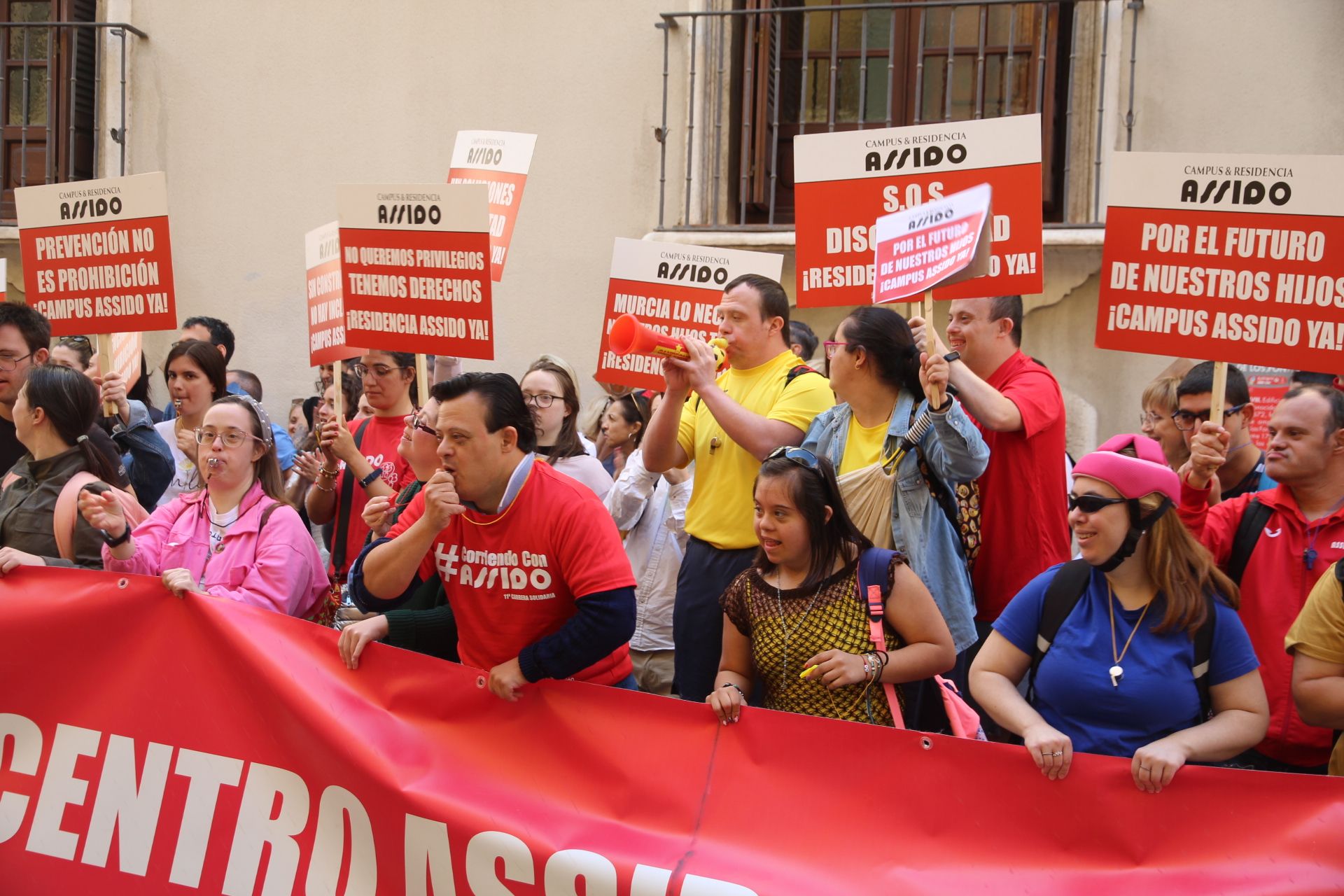 Concentración de Assido en Murcia ante la CHS