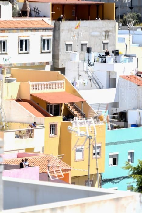 22-03-20 LAS PALMAS DE GRAN CANARIA. BARRIO DE PEDRO HIDALGO. LAS PALMAS DE GRAN CANARIA. Verbena Pedro Hidalgo.  El músico Moisés Afonso organiza una verbena desde su azotea para todas las azoteas del barrio de Pedro Hidalgo.   Fotos: Juan Castro.  | 22/03/2020 | Fotógrafo: Juan Carlos Castro