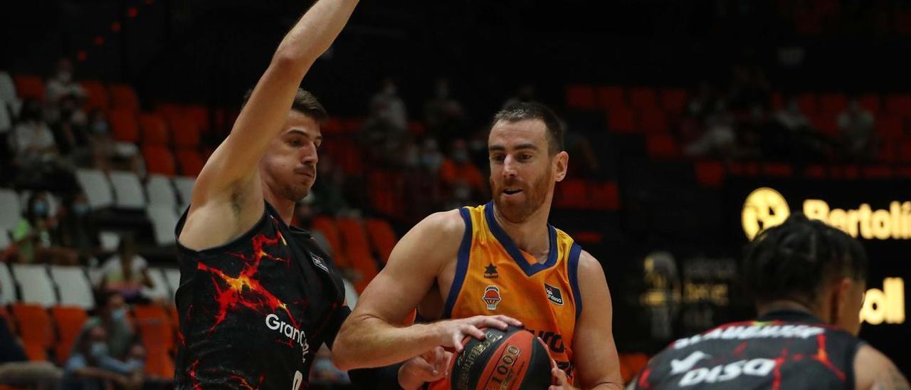 Nico Brussino intenta frenar una penetración de Víctor Claver, del Valencia Basket