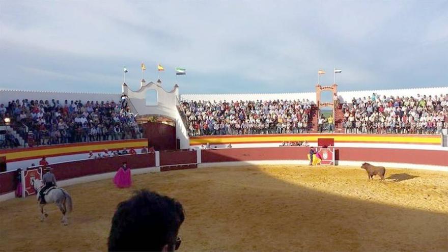 Calzadilla de los Barros estrena plaza de toros con un festejo de rejones