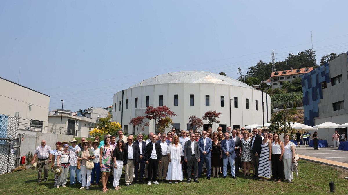 Autoridades y vecinos en la inauguración de la nueva potabilizadora en Aqualia