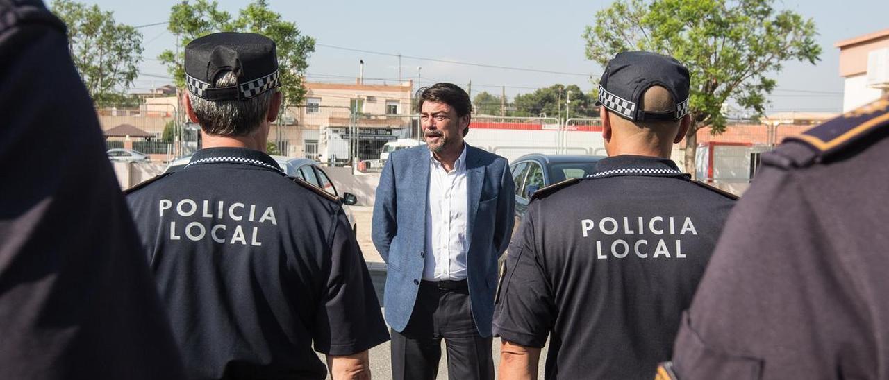 El alcalde, rodeado de agentes en un acto