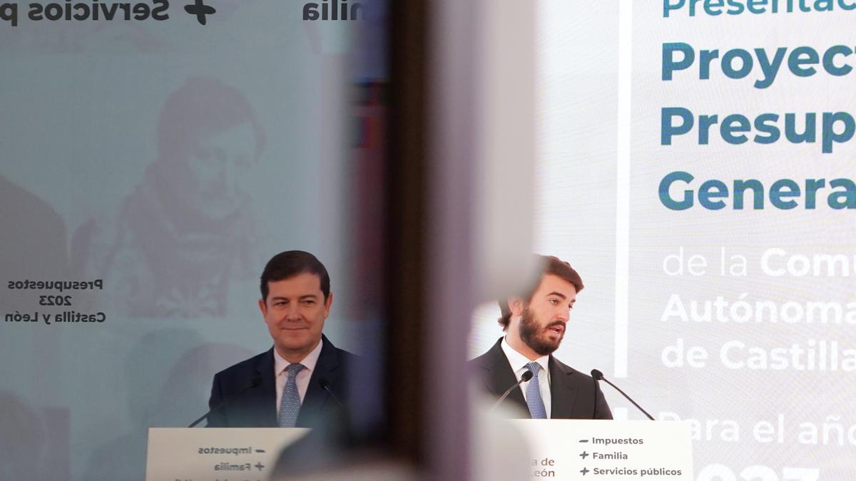 Mañueco y García-Gallardo, durante la presentación ayer de los presupuestos.