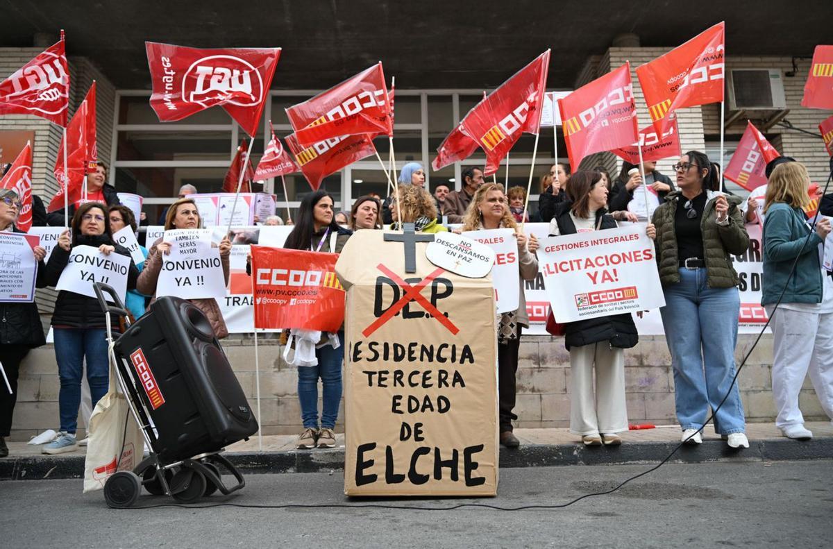 Trabajadores y usuarios de la residencia de ancianos de Altabix exigen mejoras en una protesta, en imagen de archivo. | ÁXEL ÁLVAREZ