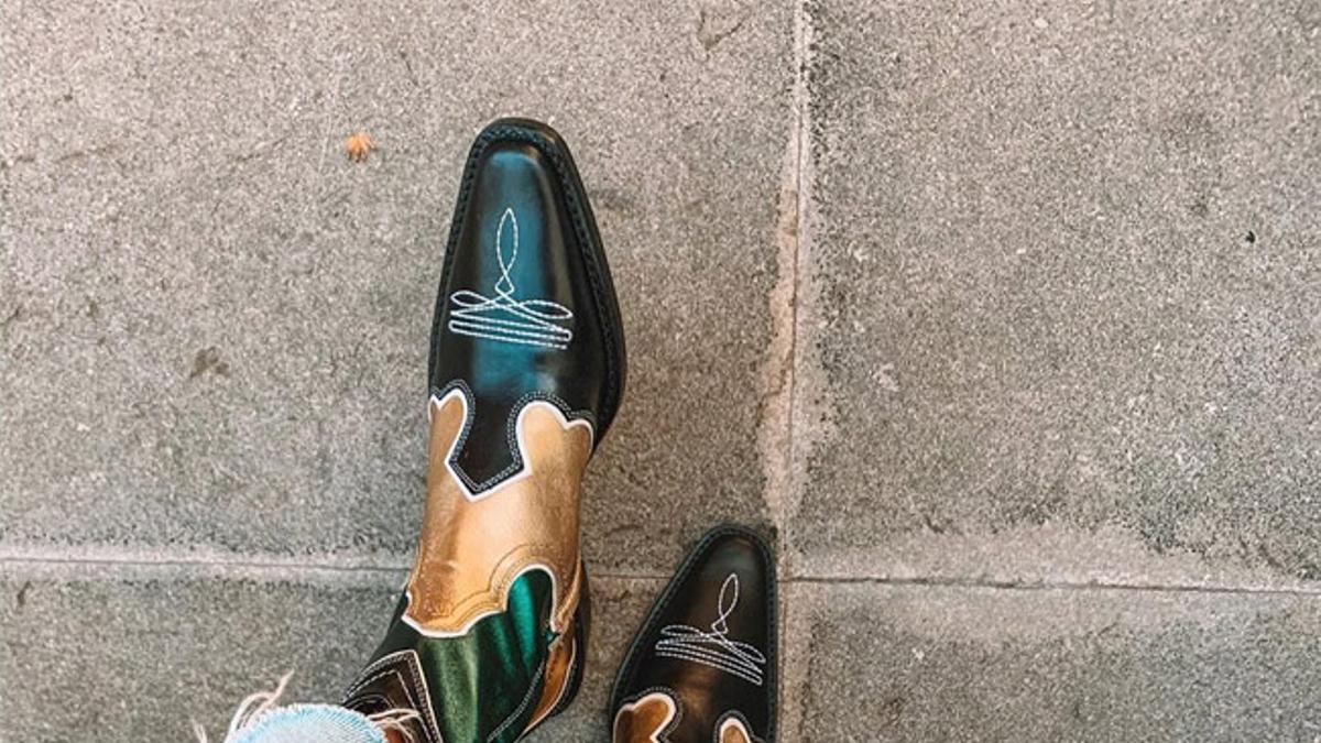 El look de Julieta Padrós con los botines 'cowboy' metalizados de Zara
