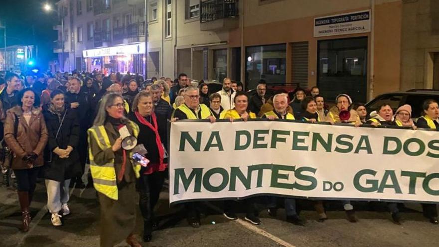 Protesta en Oza-Cesuras contra los parques eólicos proyectados en el Monte do Gato. |   // LA OPINIÓN