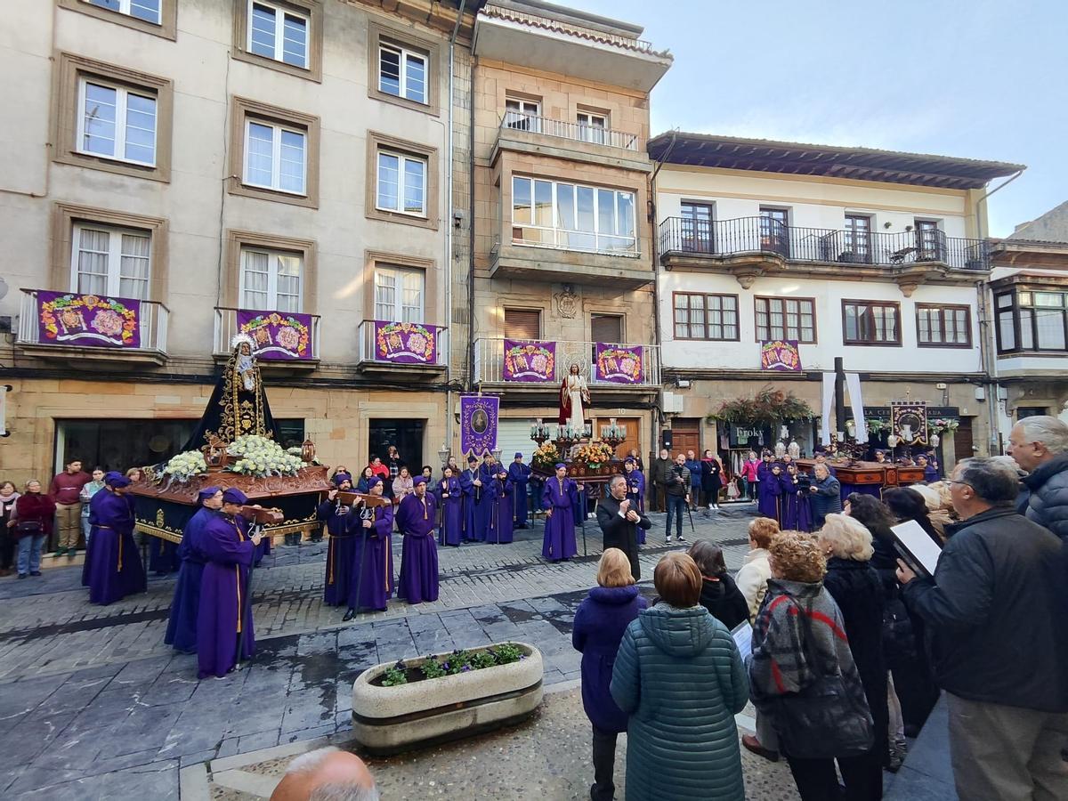 SEMANA SANTA VILLAVICIOSA 2023 | La procesión de la Soledad recorre ...