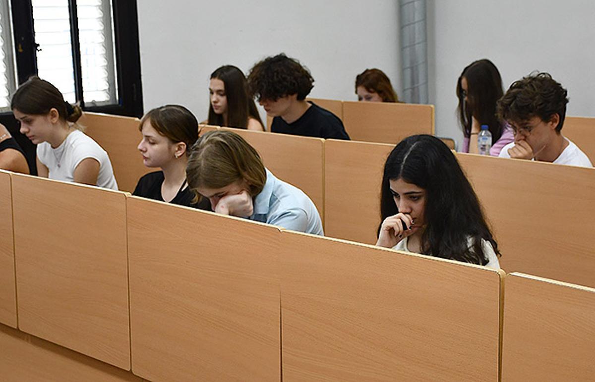 Alumnos realizando la NMT en la UCV