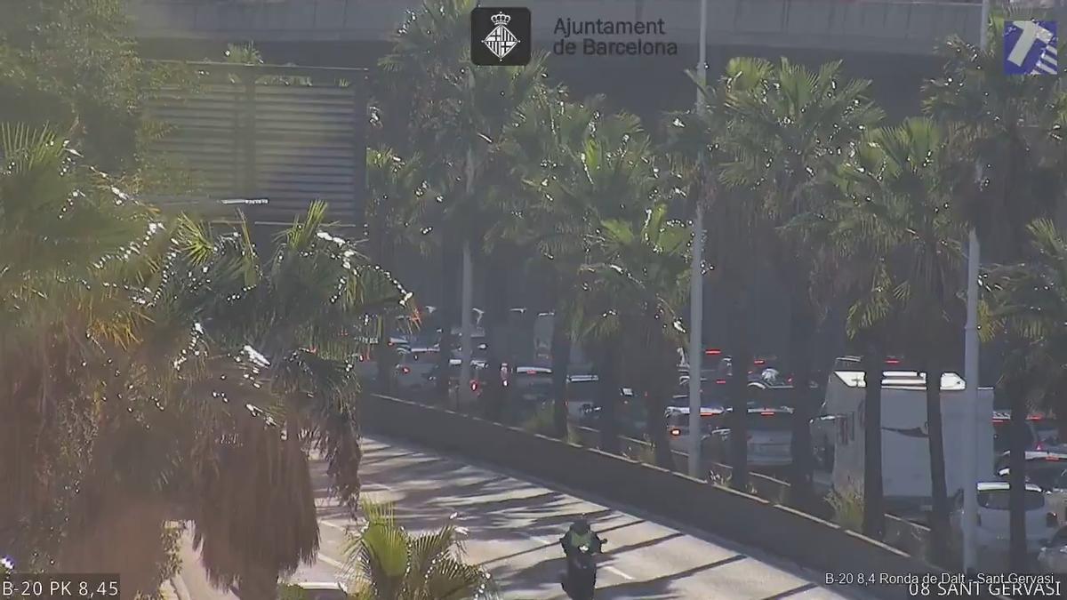 La caída de unos árboles en la B-20 en Sant Gervasi provoca lentitud porque en sentido Llobregat