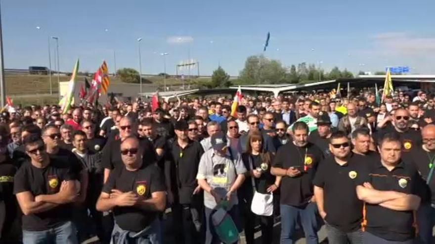Miles de taxistas se manifiestan en Madrid contra Uber y Cabify
