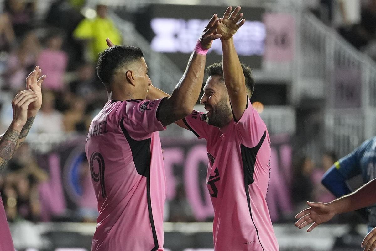 Luis Suárez y Jordi Alba celebran el gol del uruguayo