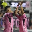 Luis Suárez y Jordi Alba celebran el gol del uruguayo