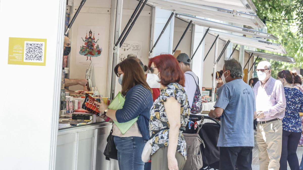 Cacereños visitan los expositores de la feria del libro.