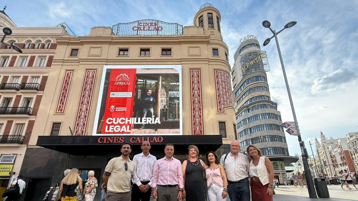 Presentación de la campaña de promoción y defensa de la cuchillería albaceteña en la Gran Vía de Madrid.