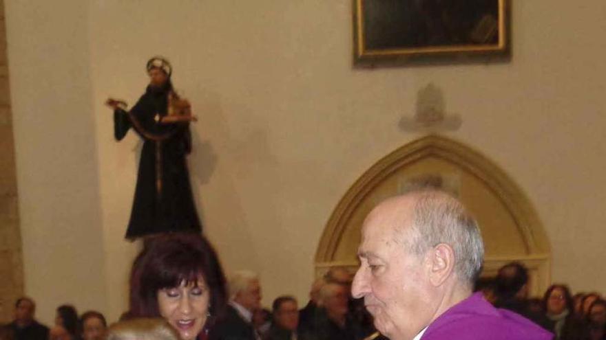 Una mujer besa la reliquia del santo y visitas al Museo del Vino y a la iglesia de San Julián.