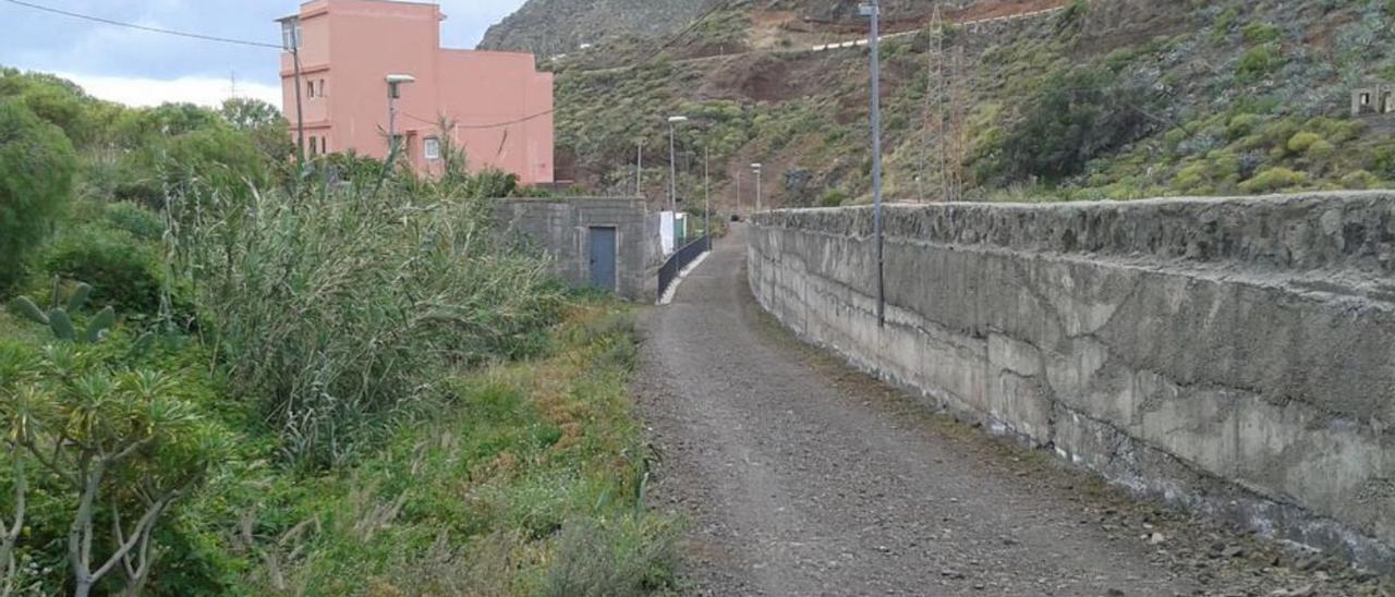 Acceso al campo de fútbol, con farolas que carecen de conexión.