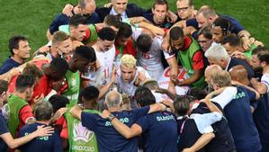 Xhaka, el capitán de Suiza, da instrucciones a sus compañeros antes de la prórroga ante Francia.