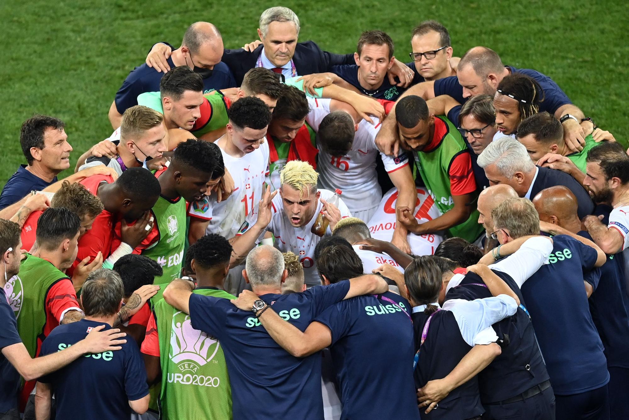 Xhaka, el capitán de Suiza, da instrucciones a sus compañeros antes de la prórroga ante Francia.