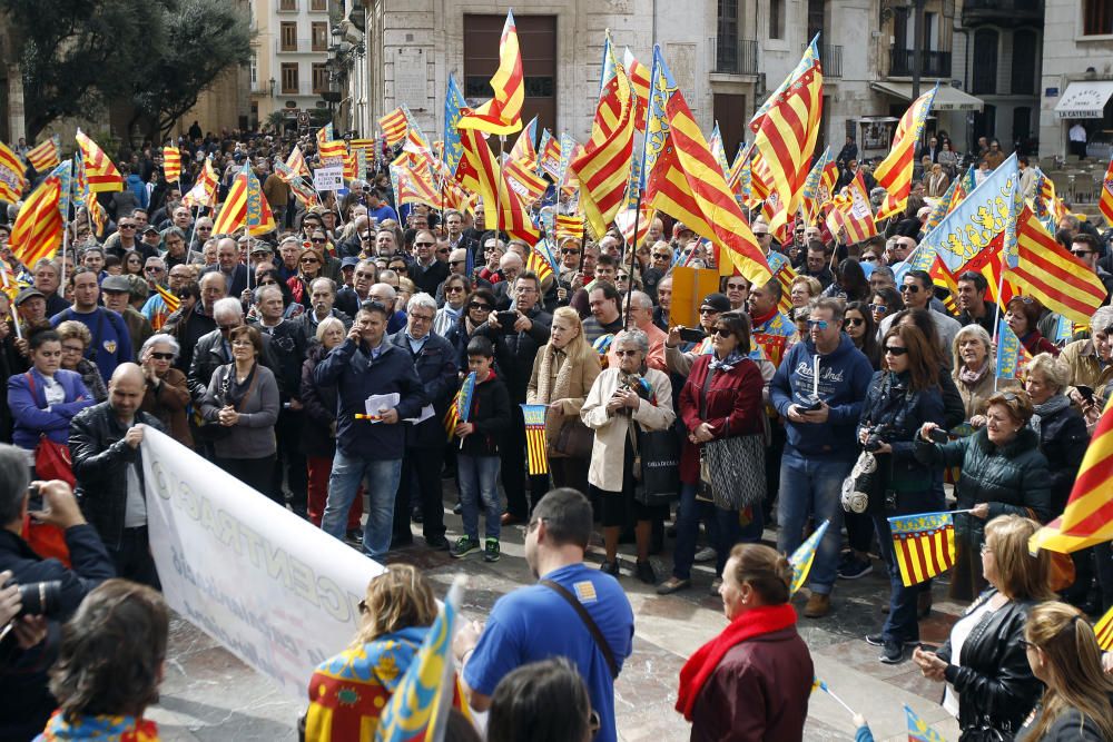 Concentración contra la AVL y en defensa de las Normes del Puig