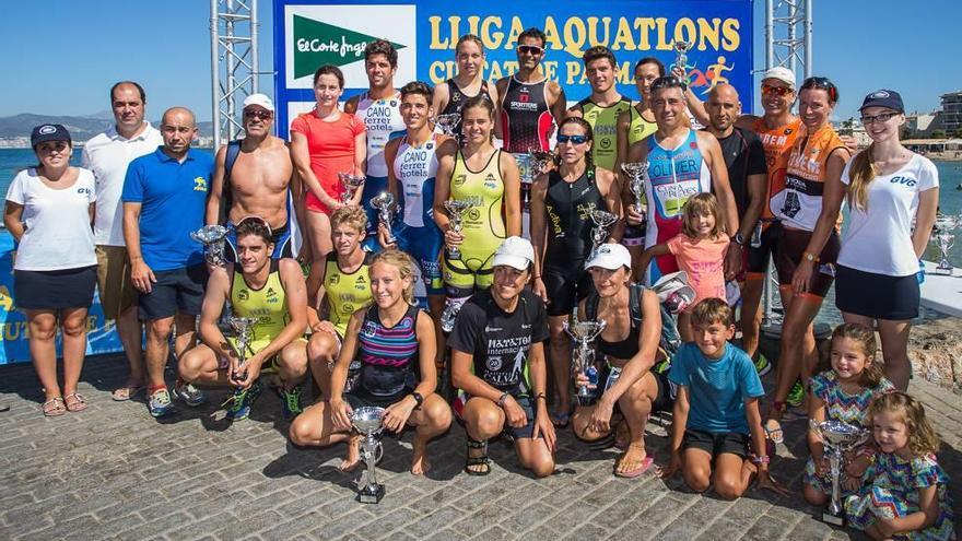 Foto de familia de los distintos ganadores en la segunda prueba de la Lliga Aquatlons.