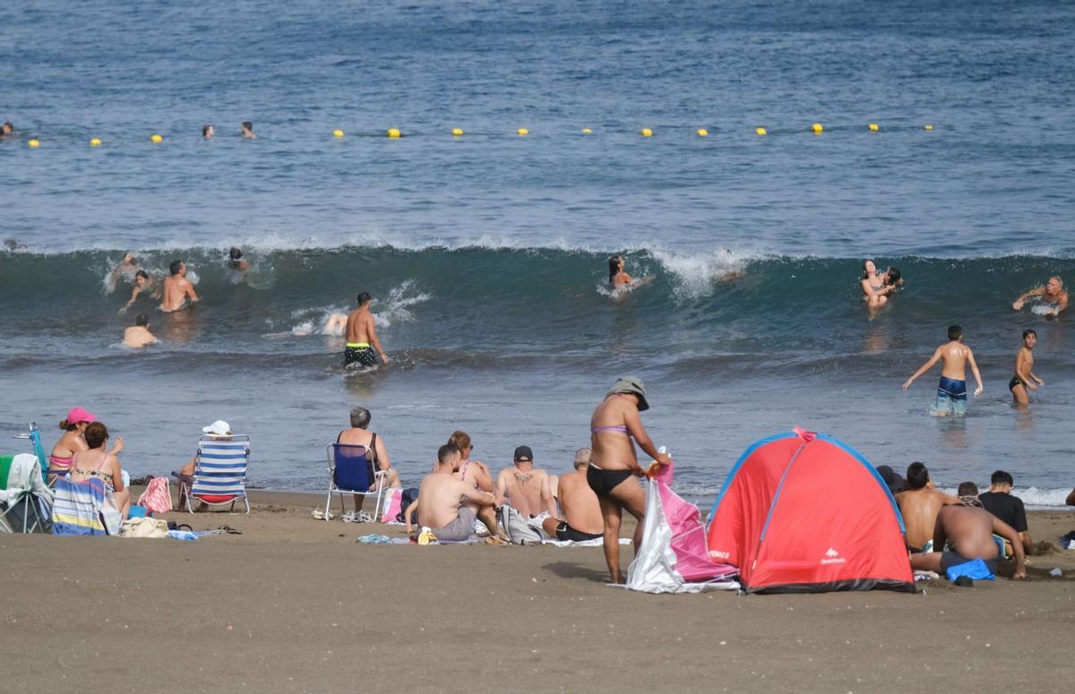 Bañistas refrescándose en la playa de Melenara, ayer |  | JOSÉ CARLOS GUERRA