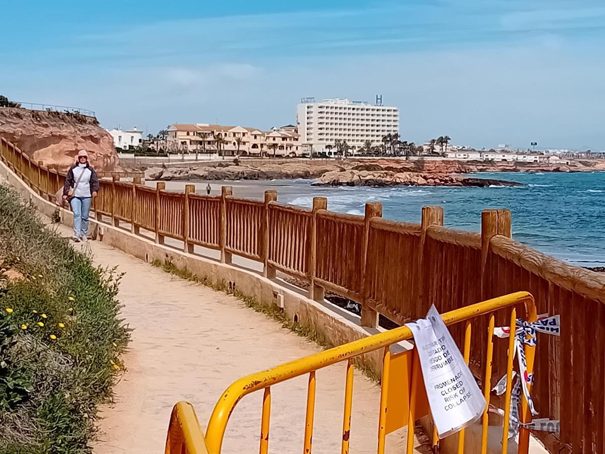 Dos tramos del Sendero Azul de Orihuela Costa "cortados": peligro de derrumbe