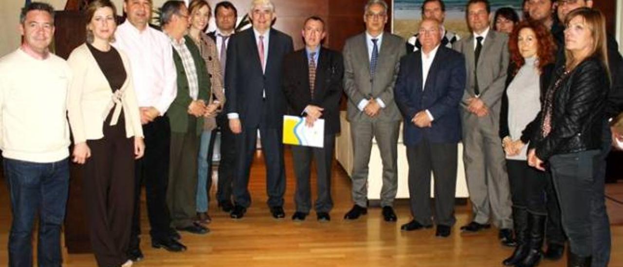 Ediles y miembros de la actual directiva de la FeTB, presidida por Francisco Delgado, el día de su presentación oficial en 2012.