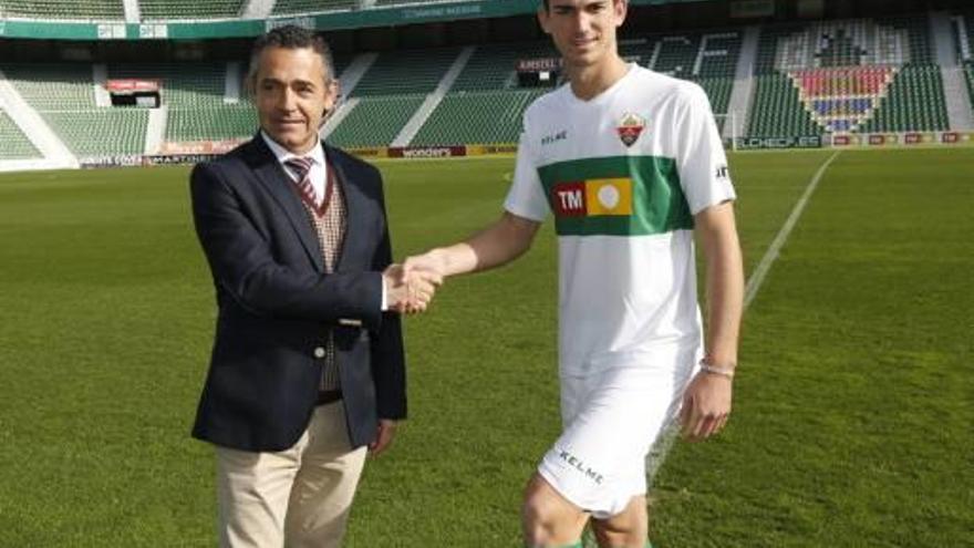 El Elche espera el permiso de la Liga para incorporar a Nauzet