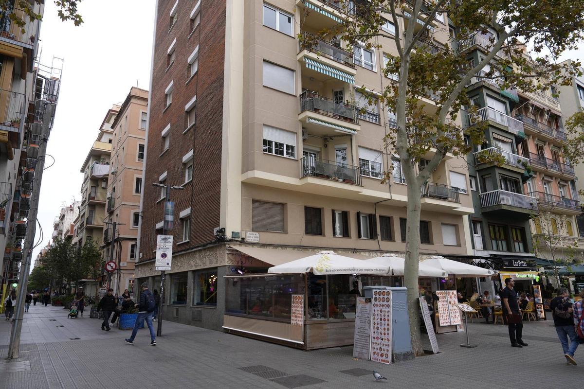 Barcelona 29/10/2025 Piso turístico ilegal en la Barceloneta Edificio donde hay un piso turístico ilegal, ofertado por Airbnb , en el carrer Joan de Borbó, 12 4-3, en la Barceloneta Fotografía de Ferran Nadeu