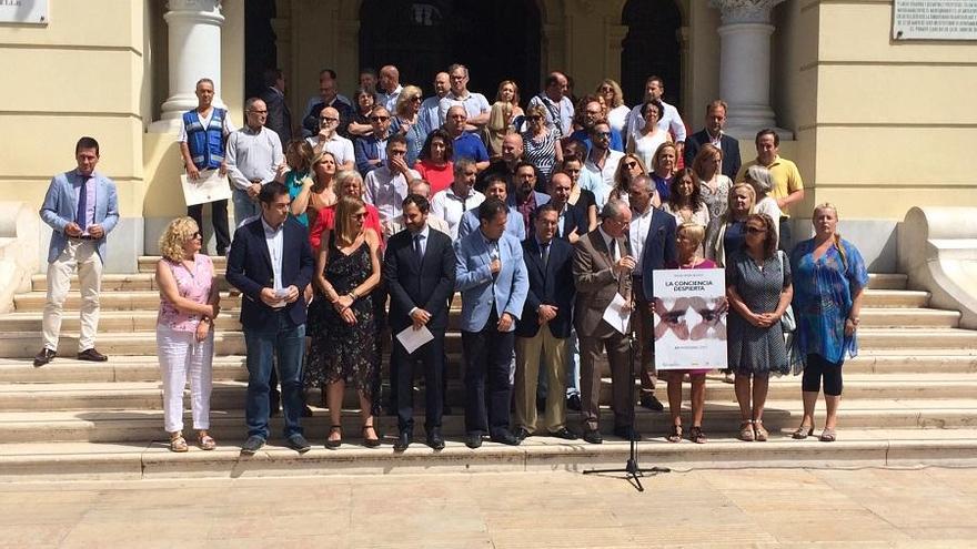 La corporación realizó un minuto de silencio en la puerta del Ayuntamiento.