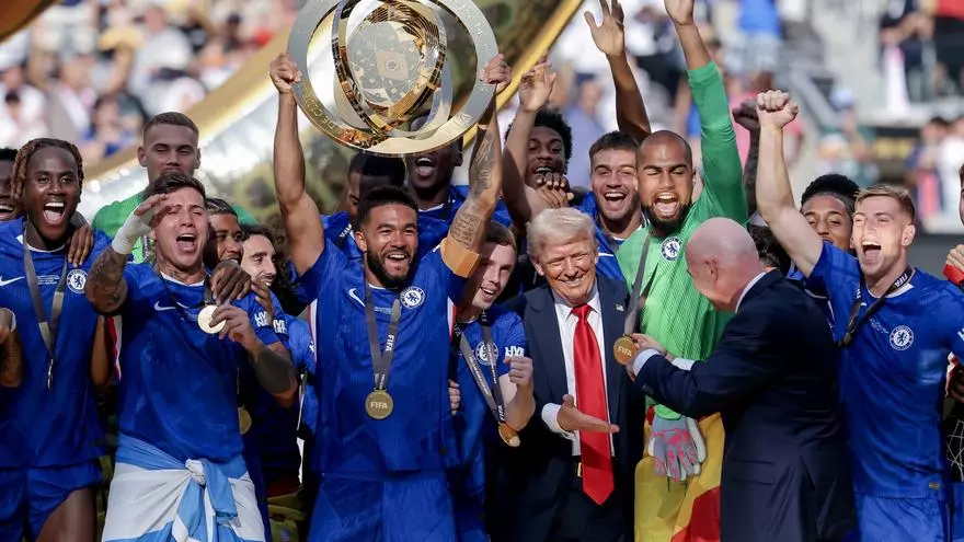 Maresca habla de la situacion con Trump en el podio durante la entrega del trofeo en el Mundial de Clubes