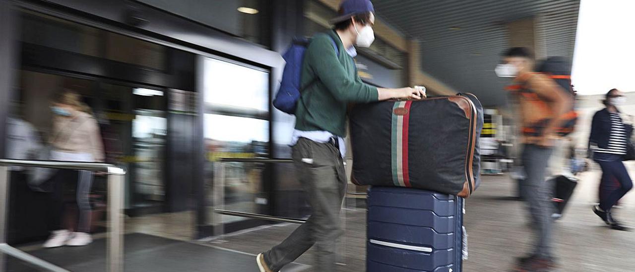 Viajeros en el aeropuerto de Asturias.