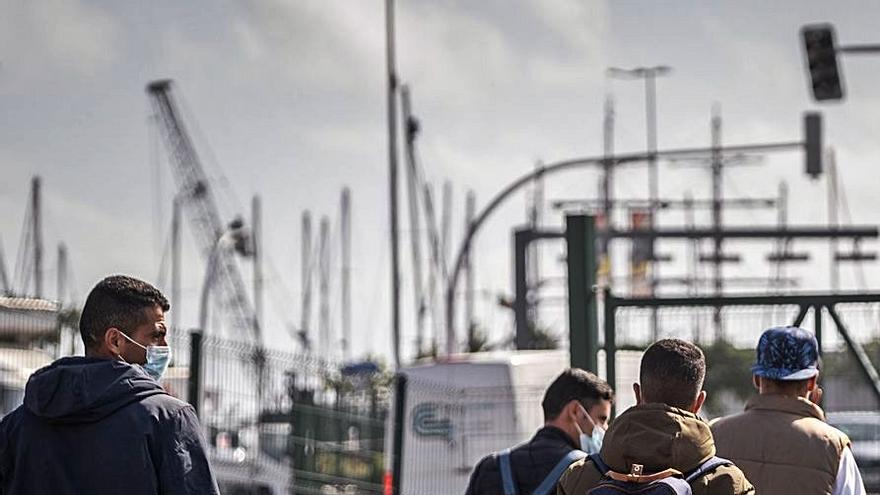 El camino desde la llegada al muelle hasta el CIE, el asilo o la libertad