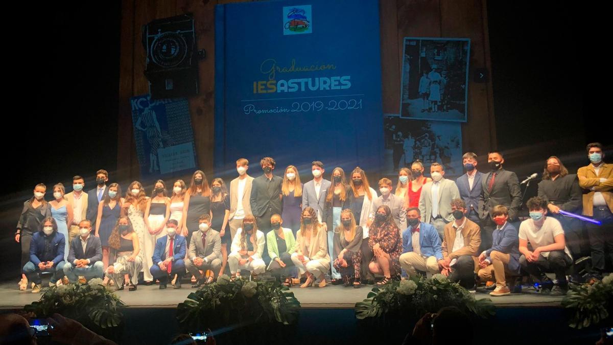 Imagen de los graduados del Instituto de Educación Secundaria Astures