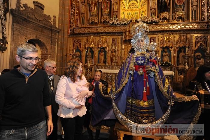 Los niños pasan por el manto de la Fuensanta