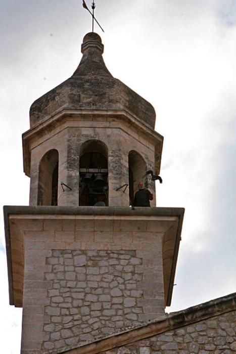 Der Rabe Francinaina während des Trainings für den Sant-Antoni Brauch in Mancor de la Vall mit den Falknern Jaime Álvarez Dols und Manuel Pérez Arenasall