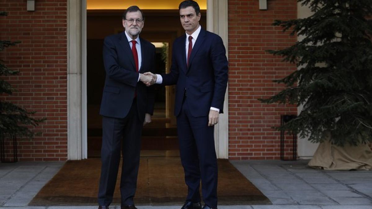 El presidente del Gobierno en funciones, Mariano Rajoy, recibe a Pedro Sánchez en la escalinata de la Moncloa.