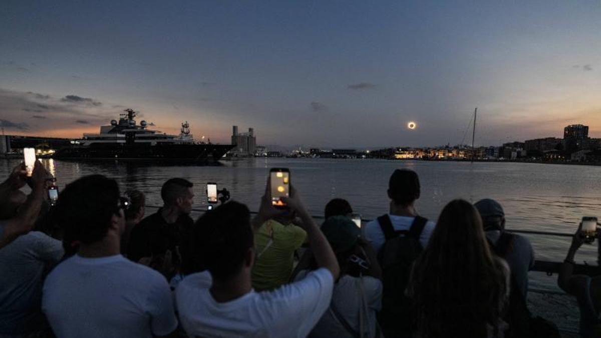 Imagenes desde el El Port Marina Tarraco, durante  el eclipse total de Sol.
