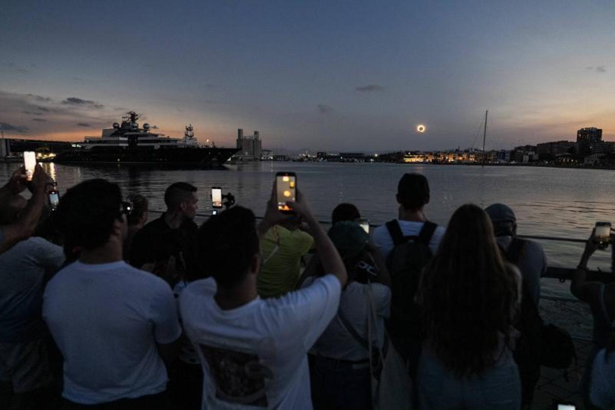 Imagenes desde el El Port Marina Tarraco, durante  el eclipse total de Sol