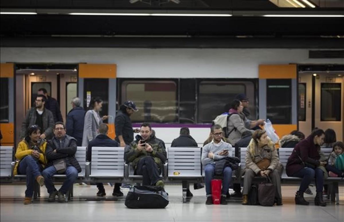 zentauroepp36761910 barcelona 04 01 2017 ambiente de rodalies  en la estacion de170104210840