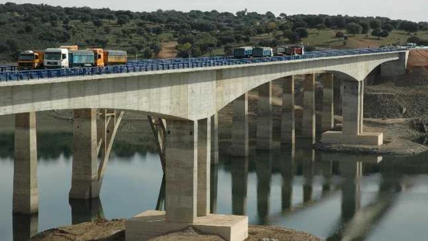 Paso de los camiones por el nuevo puente de Manzanal durante las pruebas de carga realizadas ayer