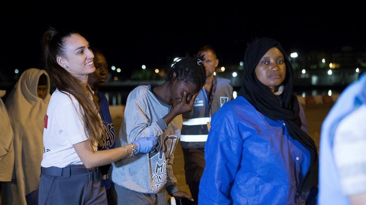 Llegada al puerto de Motril de 57 migrantes rescatados cuando su patera se estaba hundiendo cerca de la isla de Alborán.