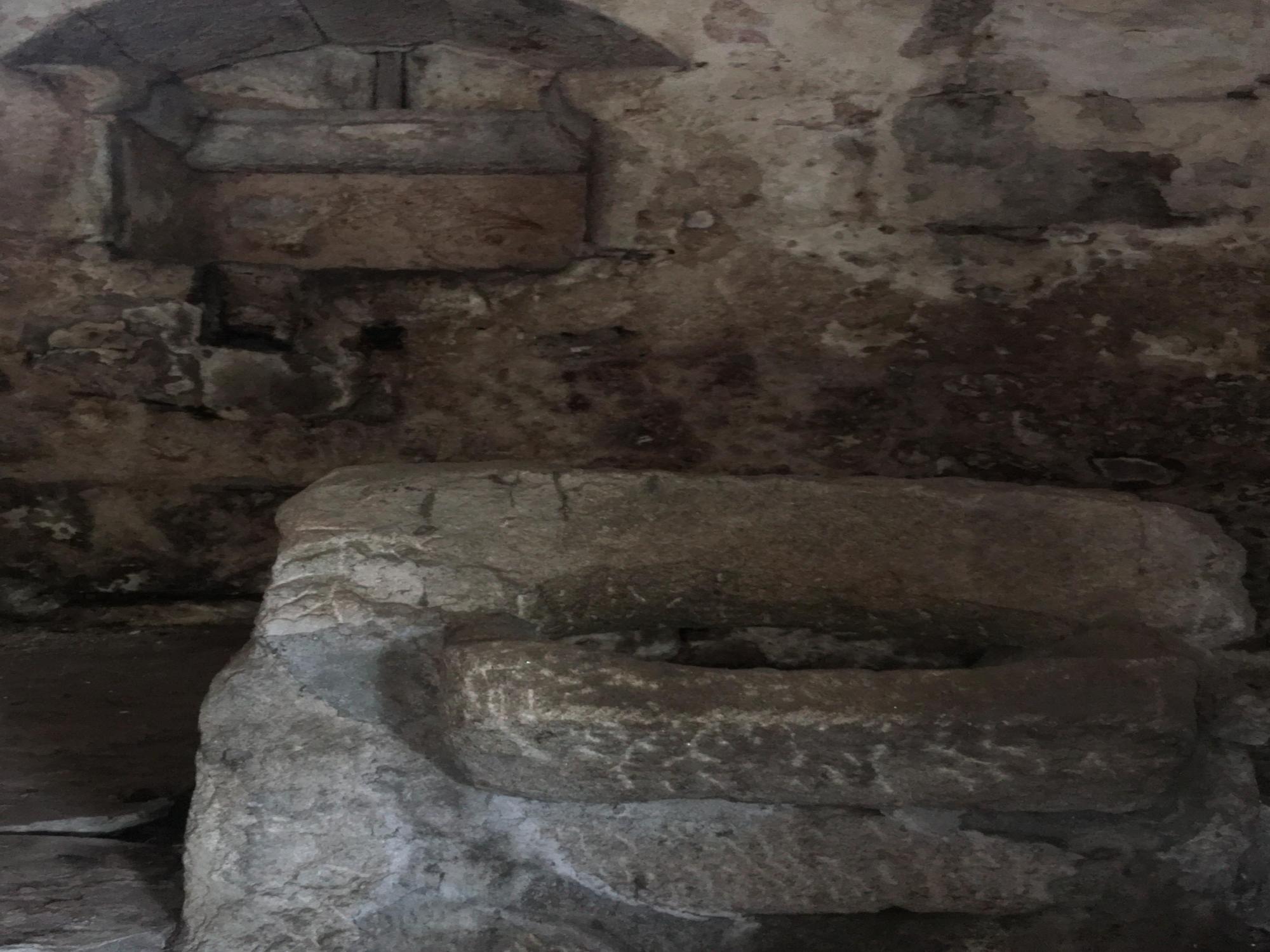 En el antiguo refectorio se encontró un pequeño espacio que se cree que podría albergar en el pasado una talla de San Benito y que aún conserva pinturas murales