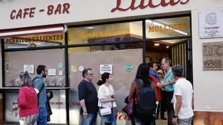 Rafael se despide del bar Lucas sirviendo sus últimos perritos: "Es hora de parar"