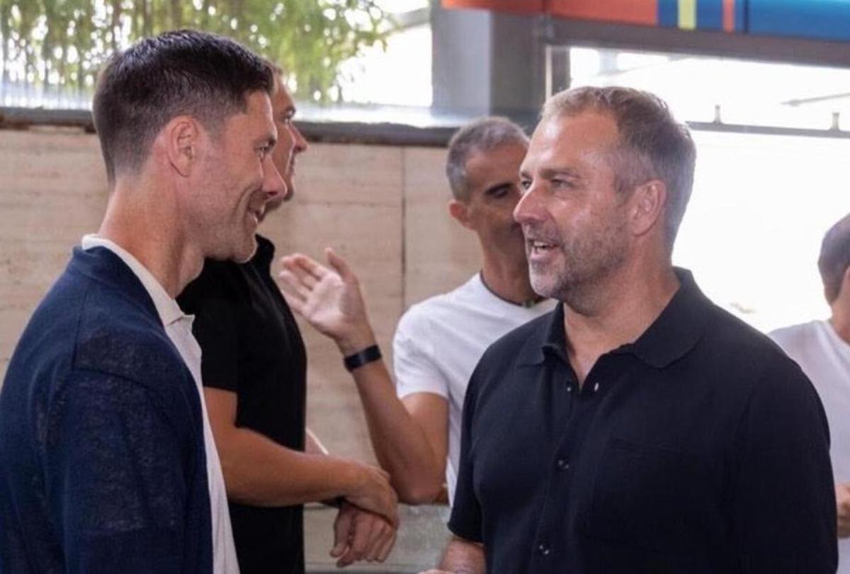 Xabi Alonso y Flick, durante el encuentro