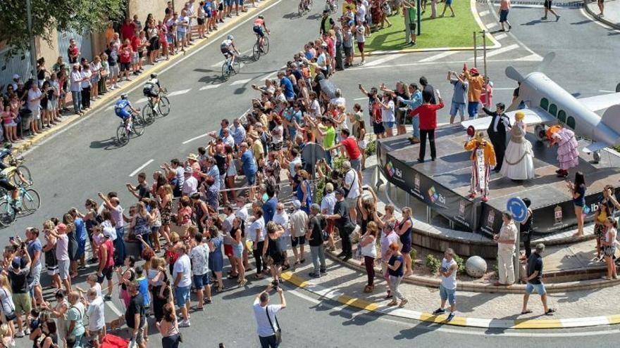 La representación teatral al paso de los ciclistas