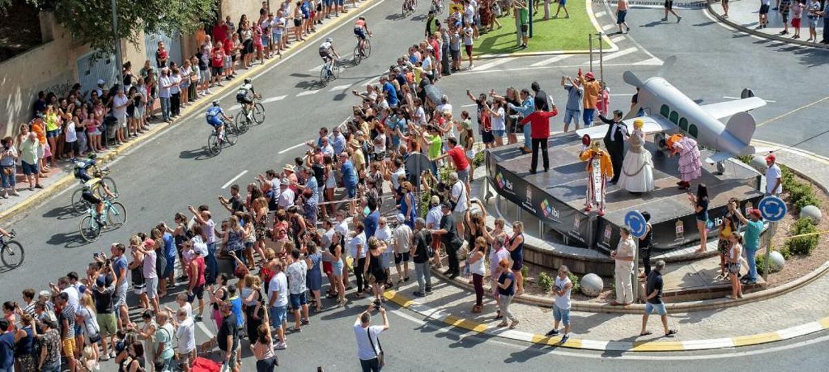 La representación teatral al paso de los ciclistas