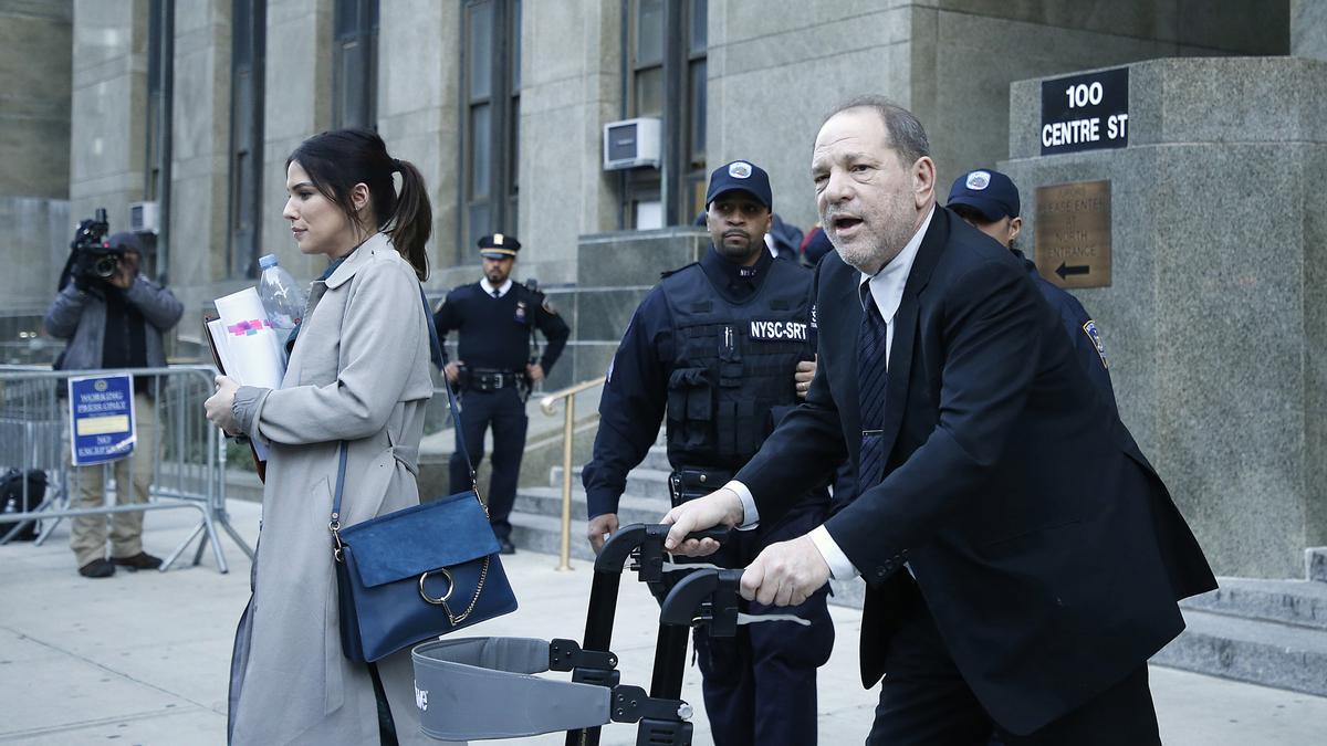 Archivo - 03 February 2020, US, New York: Former Hollywood film producer Harvey Weinstein leaves court during his continuing rape trial. Weinstein was accused by more than eighty women of sexual abuse ranging from harassment to rape.