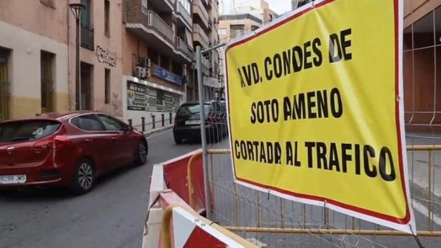 Cortan el tráfico en la Avenida Condes de Soto Ameno en Alicante