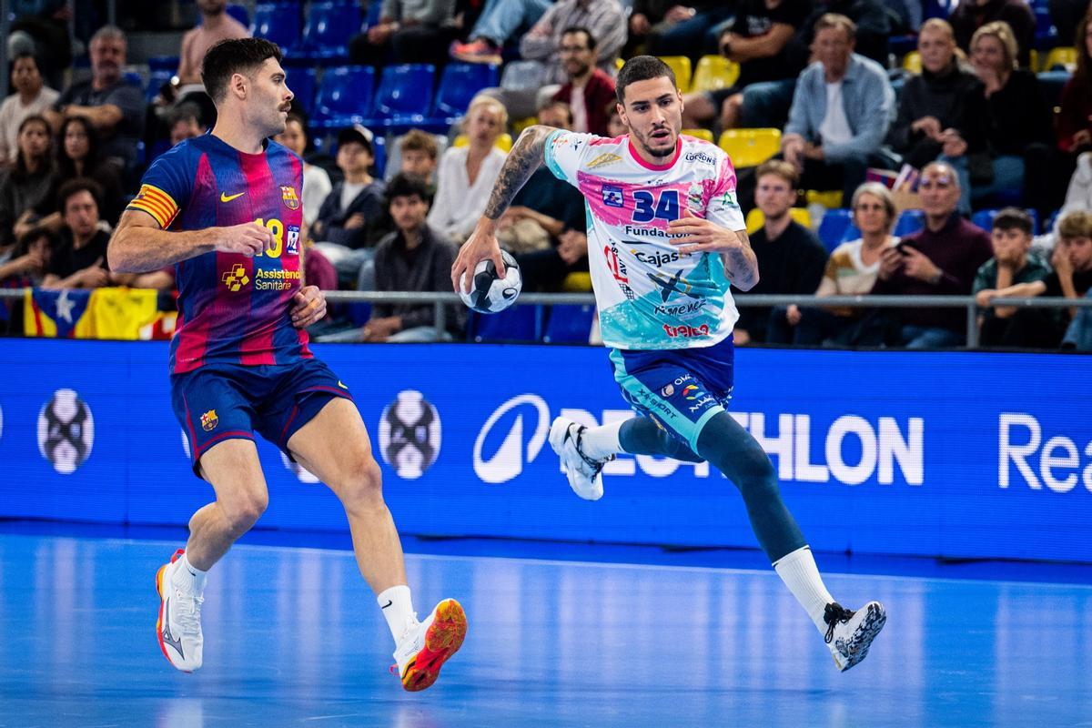 Mario Dorado busca la portería del Barça.